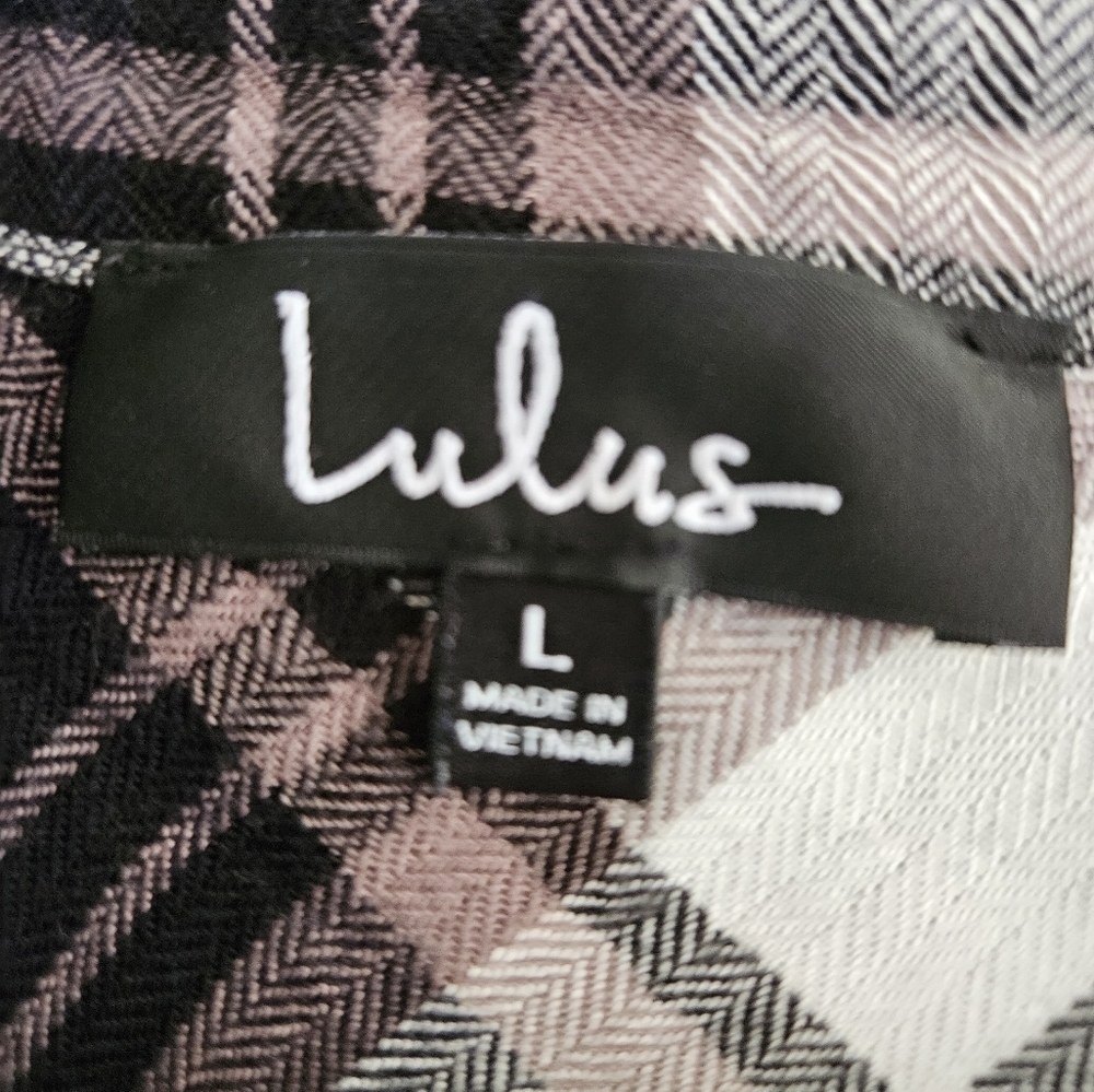 Women's Lulus soft long sleeve shirt. - Picture 3 of 3